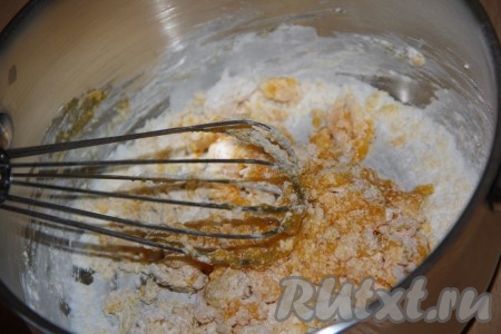 Для начала приготовим крем "Патисьер": яичные желтки хорошо растираем с сахаром.

