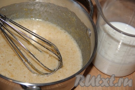 Затем вливаем молоко, добавляем крахмал, ванильный сахар и хорошо перемешиваем венчиком. Ставим кастрюлю с кремом на средний огонь и, помешивая, доводим до кипения. 
