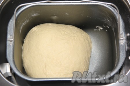 Выставить режим "Белый хлеб" (время выпечки 3 часа 20 минут), вес 1 кг, корочка - средняя.
