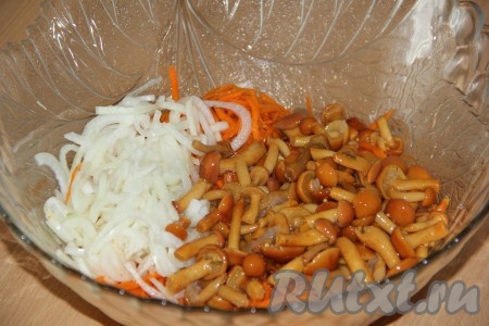 Опята откинуть на дуршлаг, чтобы стекла лишняя жидкость. В большой тарелке соединить лук, корейскую морковь и опята, салат хорошо перемешать и дать настояться 1-2 часа.
