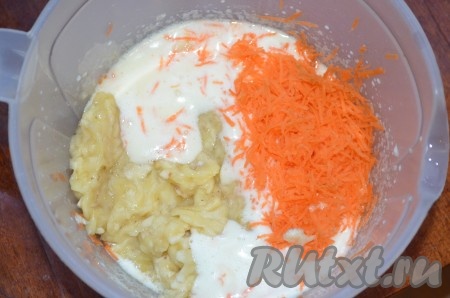К взбитым яйцам добавить растопленное не горячее сливочное масло, бананы и морковь, перемешать миксером.