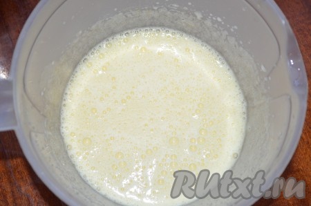 Яйца взбить с сахаром с помощью миксера в течение 5 минут (яичная смесь должна посветлеть и стать пышной).