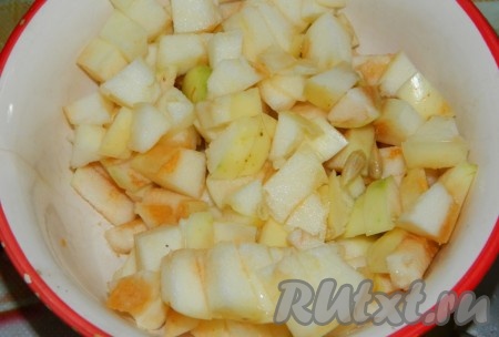 Яблоки, порезанные на мелкие кусочки, сбрызгиваем лимонным соком.
