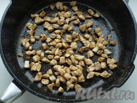 Куриное филе, порезанное небольшими кубиками, обжариваем на растительном масле со всех сторон до румяной корочки.
