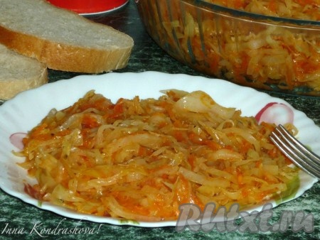 Капуста, тушёная с томатом на сковороде