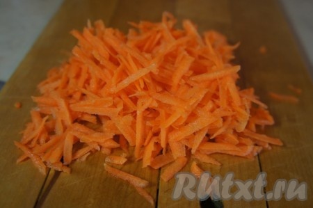 Очищенную морковь натереть на тёрке.
