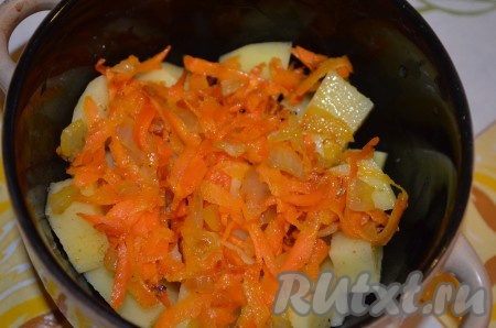 В горшочки нижним слоем выложить картошку. Сверху - зажарку из моркови и лука.
