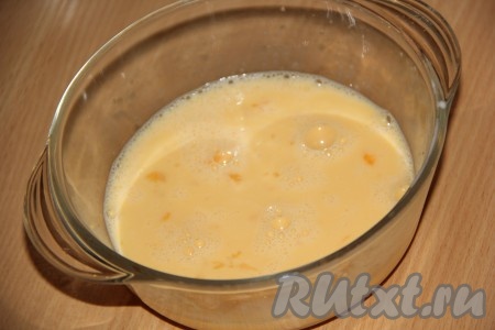 Подготовить заливку для блинного пирога: яйца слегка взбить с молоком и сахаром.
