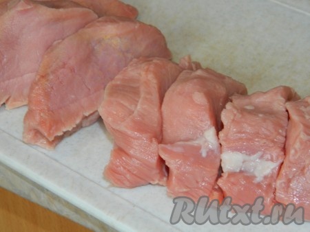 Нарезаем мясо на кусочки толщиной 2-3 см.
