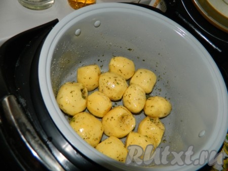 На гарнир предлагаю запечь картофель. В чашу мультиварки наливаем немного масла, выкладываем очищенный картофель в один слой, добавляем соль, перец, зелень, измельченный чеснок, перемешиваем и включаем на 40 минут режим "Запекание".

