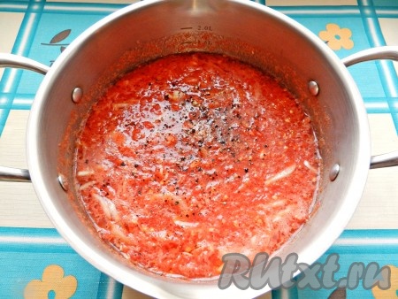 Выложить лук к помидорам, добавить масло, соль, сахар, уксус и специи. Варить на среднем огне в течение 15 минут.