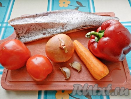 Подготовить продукты для приготовления рыбы под овощной шубой в духовке.