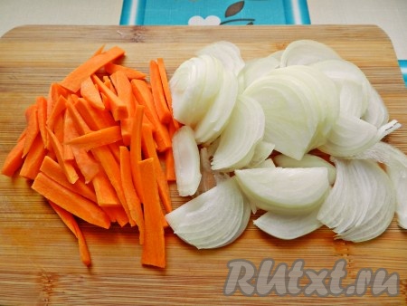 Луковицу, чеснок и морковку очистить. Из болгарского перца удалить семена с плодоножкой. Лук нарезать полукольцами, морковь - на небольшие брусочки, чеснок - на пластинки.