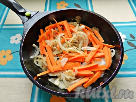 Затем добавить морковь, обжаривать, помешивая, до лёгкого золотистого цвета (в течение 4-5 минут).