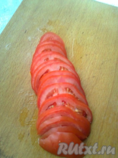 Второй помидор нарезать на кружочки.