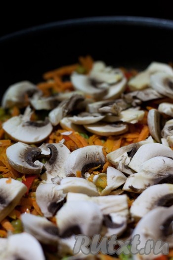 Затем добавьте к овощам нарезанные пластинами грибы и готовьте помешивая, пока грибы не станут мягкими.
