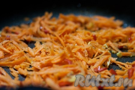 Затем добавьте горох и натертую на крупной терке морковь. Помешивайте и держите на плите, пока морковь не станет слегка мягкой.
