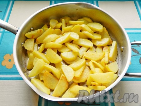 Обжарить до золотистого цвета картошку. Посолить по вкусу. В этот момент картошка должна быть практически готова.