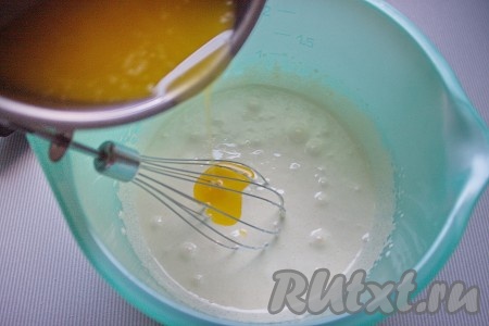 К желткам, взбитым с сахаром, влить растопленное не горячее сливочное масло и взбить ещё раз массу миксером.
