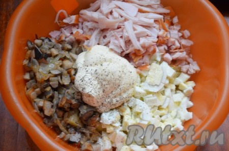Сложить в миску огурцы, картошку, яйца, копченую курицу, остывшие грибы с луком. Посолить, поперчить салат, заправить майонезом.
