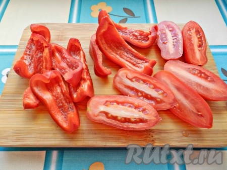 Перец очистить от семян и перегородок, нарезать полосками, помидоры разрезать пополам.