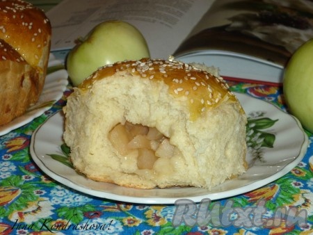 Посмотрите, какими аппетитными получаются в разломе эти булочки с яблочной начинкой.
