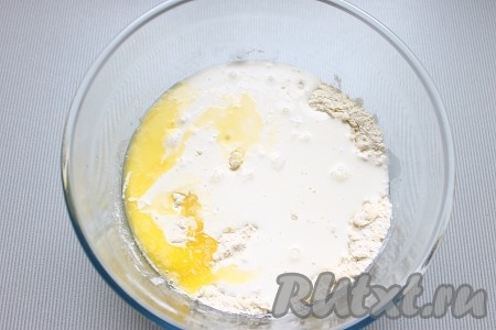 Влить молоко и тёплое растопленное сливочное масло, замесить тесто.