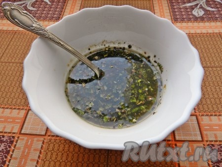 Для маринада смешать оливковое масло, соевый соус, чеснок, черный перец и травы.