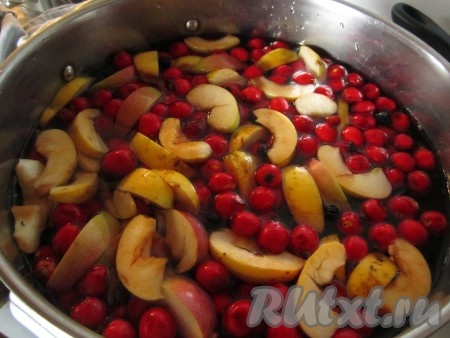 Засыпать подготовленные боярышник, черноплодку и яблоки в кастрюлю. Залить 4,5 литрами воды.
