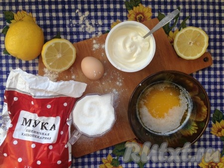 Подготовьте продукты для приготовления песочного пирог с лимонной начинкой. Сливочное масло растопите (я растопила в микроволновке), дайте ему остыть.