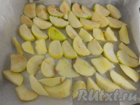 Из яблок удалить сердцевину и порезать дольками, выложить одним слоем на противень, застеленный пергаментом. Сбрызнуть лимонным соком.
