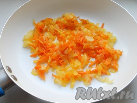 Лук порезать небольшими кусочками, морковь натереть на крупной терке. Обжарить на растительном масле 3-4 минуты.