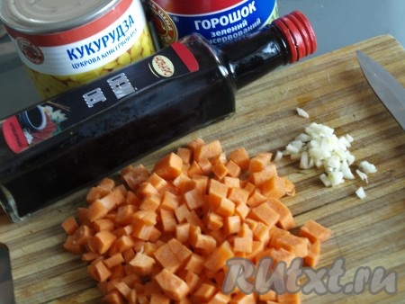 Нарезать кубиками морковь, измельчить чеснок.