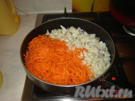 Морковь натираем на крупной тёрке, лук нарезаем кубиками. В глубокую сковороду наливаем растительное масло, выкладываем морковь и лук, жарим до готовности, газ выключаем. 
