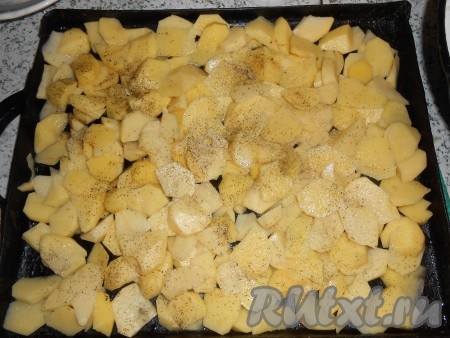 Картошку почистить, смазать противень и порезать в произвольной форме картофель. Посолить, поперчить.