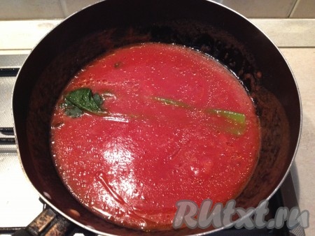 Готовим соус: наливаем густой томатный сок, немного разбавляем его водой, добавляем сельдерей, оливковое масло, соль/сахар по вкусу. Соус должен быть немного сладковатым. Провариваем около 20 минут.