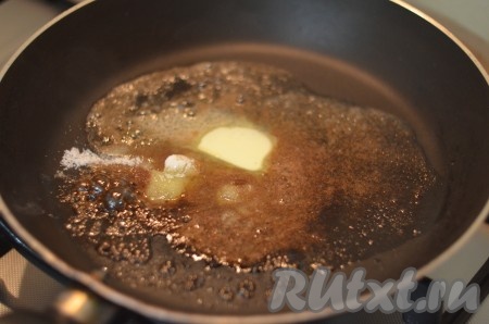 На сковороде растапливаем масло, добавляем сахар и уксус.
