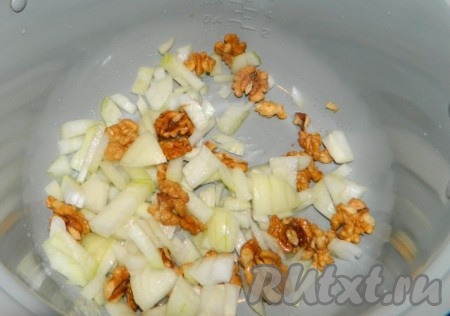 Лук, чеснок и орехи обжарить в чаше мультиварки на растительном масле.
