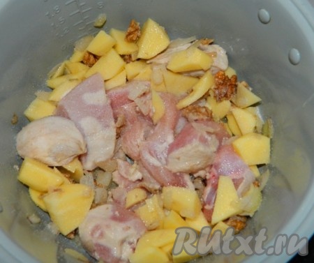 Добавить порезанную картошку, куриное мясо, соль, залить водой и готовить на режиме "Суп" примерно 60 минут.
