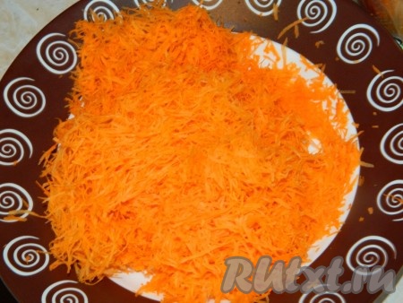 Морковь натереть на мелкой терке, добавить к остальным ингредиентам и всё перемешать до однородности.
