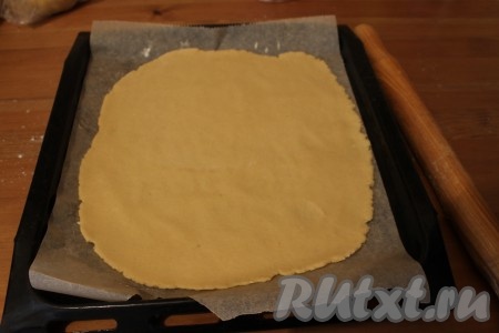 Отдохнувшее тесто разделила на 2 равных кусочка. Раскатала каждый кусочек в прямоугольник толщиной примерно 5 мм, выложила на противень, застеленный бумагой.
