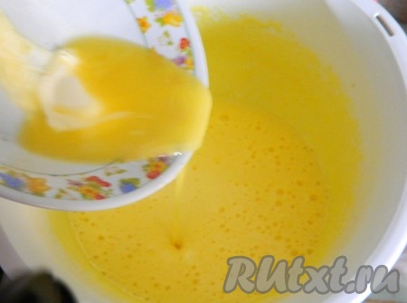 В яично-сахарную массу добавляем растопленный маргарин.
