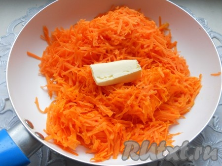  Тыкву и морковь натереть на крупной терке. Поместить в сковороду с растительным маслом, добавить сливочное масло.