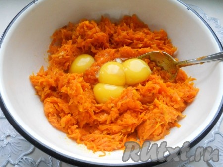 Обжаривать тыкву с морковью на среднем огне минут 6-7, пока овощи станут мягковатыми. Выложить в глубокую миску, дать немного остыть. Желтки отделить от белков. Желтки добавить к овощам.