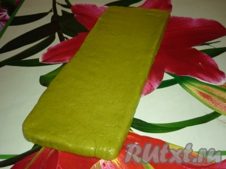 Раскатать зелёное тесто в прямоугольник размером 25x7 см.
