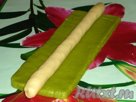 Из светлого теста скатать колбаску длиной 25-27 см и выложить на зелёное тесто.
