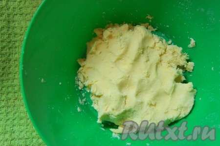 К натёртому маслу добавить соль, сахар, 125 грамм муки, растереть руками содержимое миски до получения крошки. Добавить яйцо, перемешать тесто до однородности.