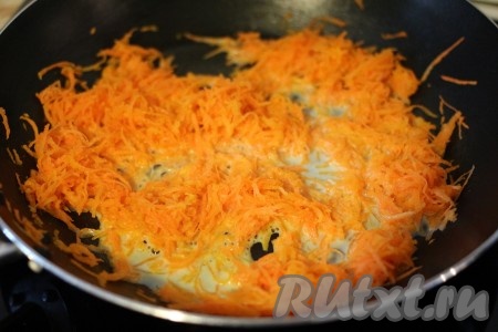 4. Морковь обжарить на растительном масле до полуготовности, добавить сливки и уварить.