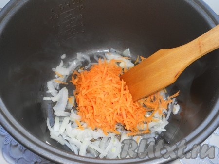 Лук, чеснок и морковь очистить. Лук нарезать на небольшие кусочки, морковь натереть на крупной тёрке. В чашу мультиварки влить 2-3 столовые ложки растительного масла, выложить лук с морковкой. Выставить режим "Жарка" на 15 минут. Во время обжаривания периодически овощи следует помешивать, чтобы они не подгорели.