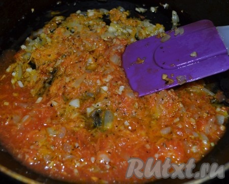 Положите в сковороду протертые помидоры и тушите еще 5 минут. Снимите с огня и немного остудите.
